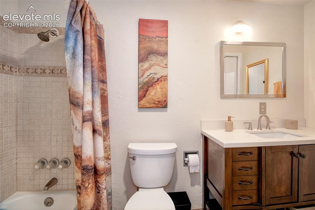 Image 20 of 31: Bathroom