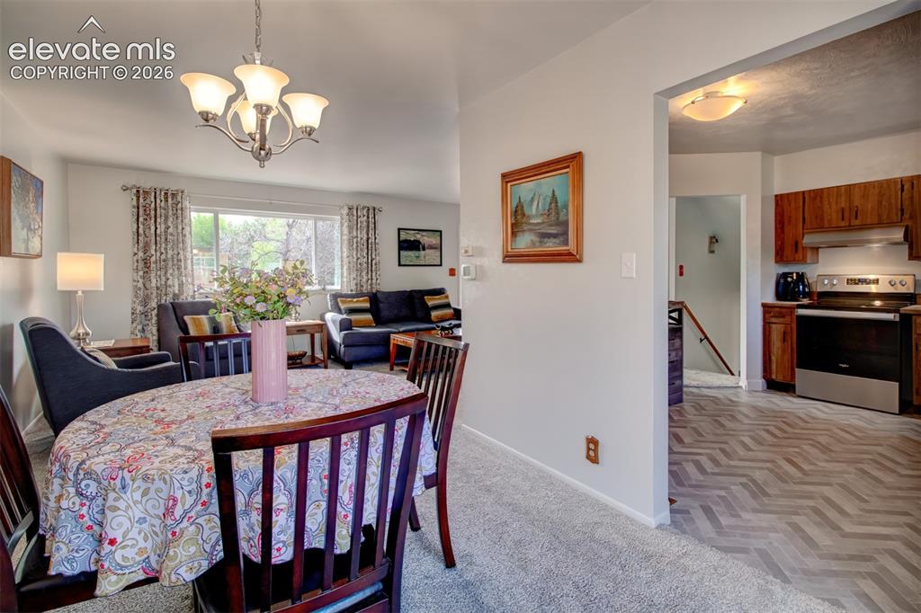 Image 8 of 31: Dining Area