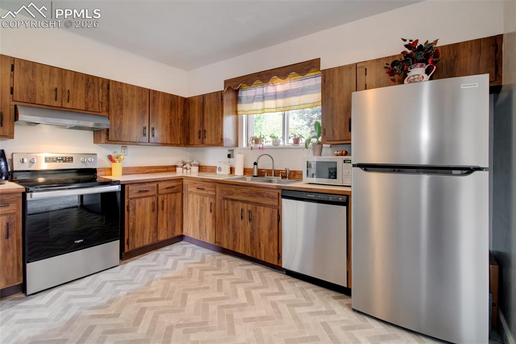 Image 9 of 31: Kitchen
