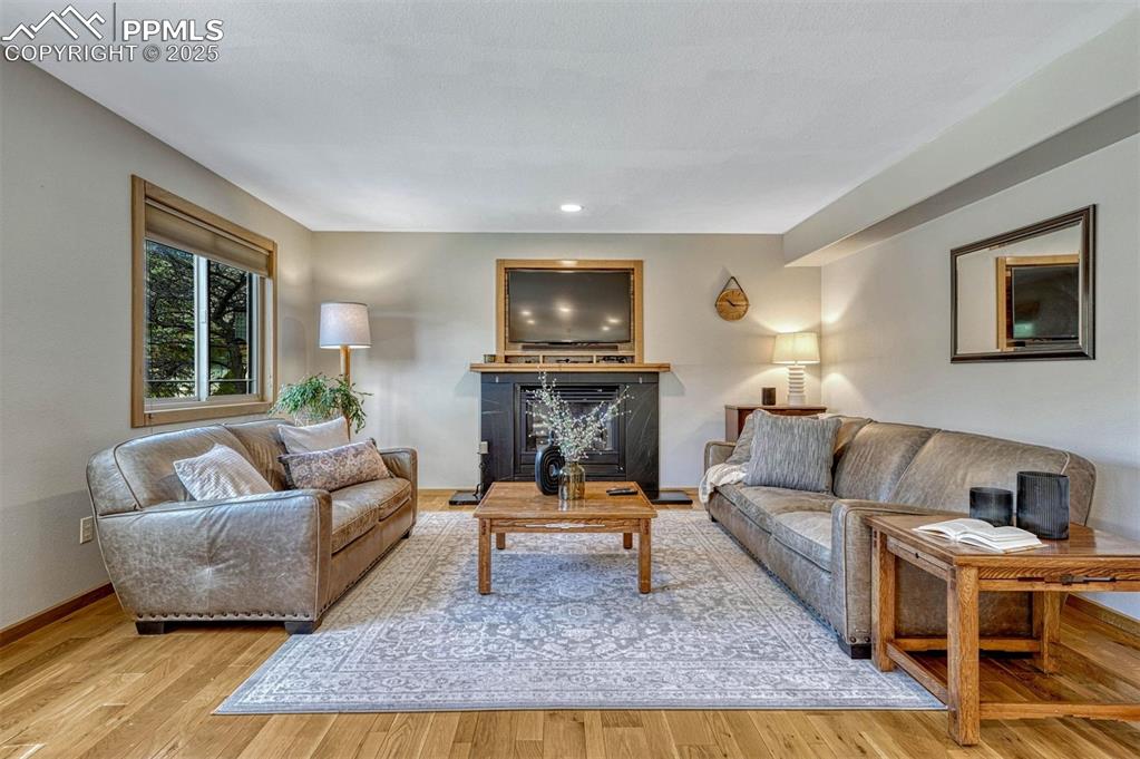 Image 13 of 50: Living Room