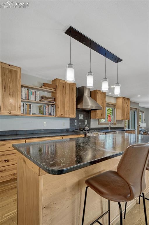 Image 15 of 50: Kitchen