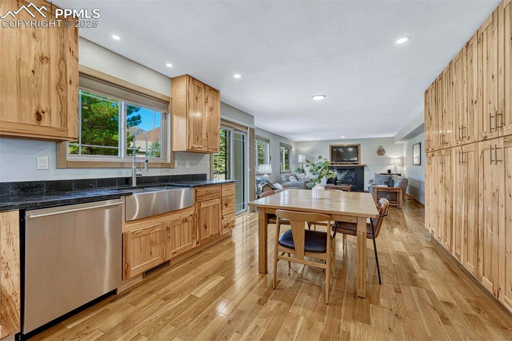 Image 18 of 50: Kitchen