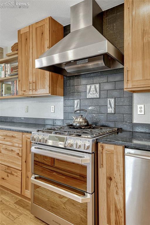 Image 19 of 50: Kitchen