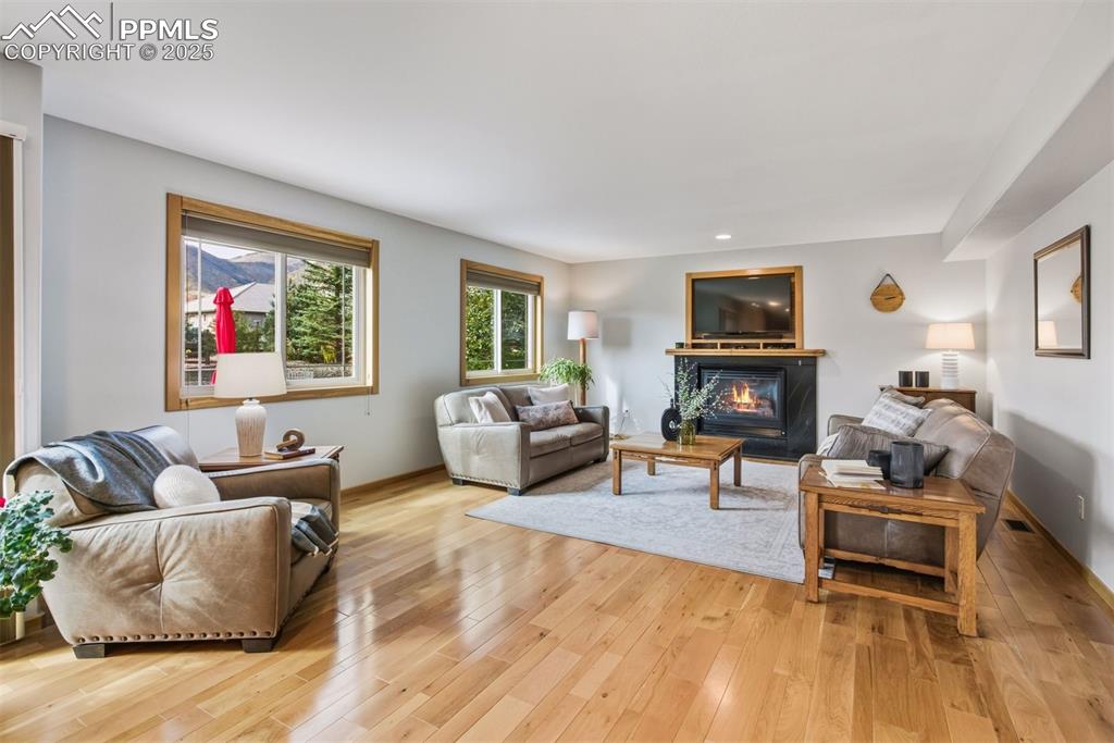 Image 23 of 50: Living Room