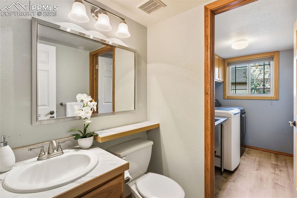 Image 25 of 50: Bathroom