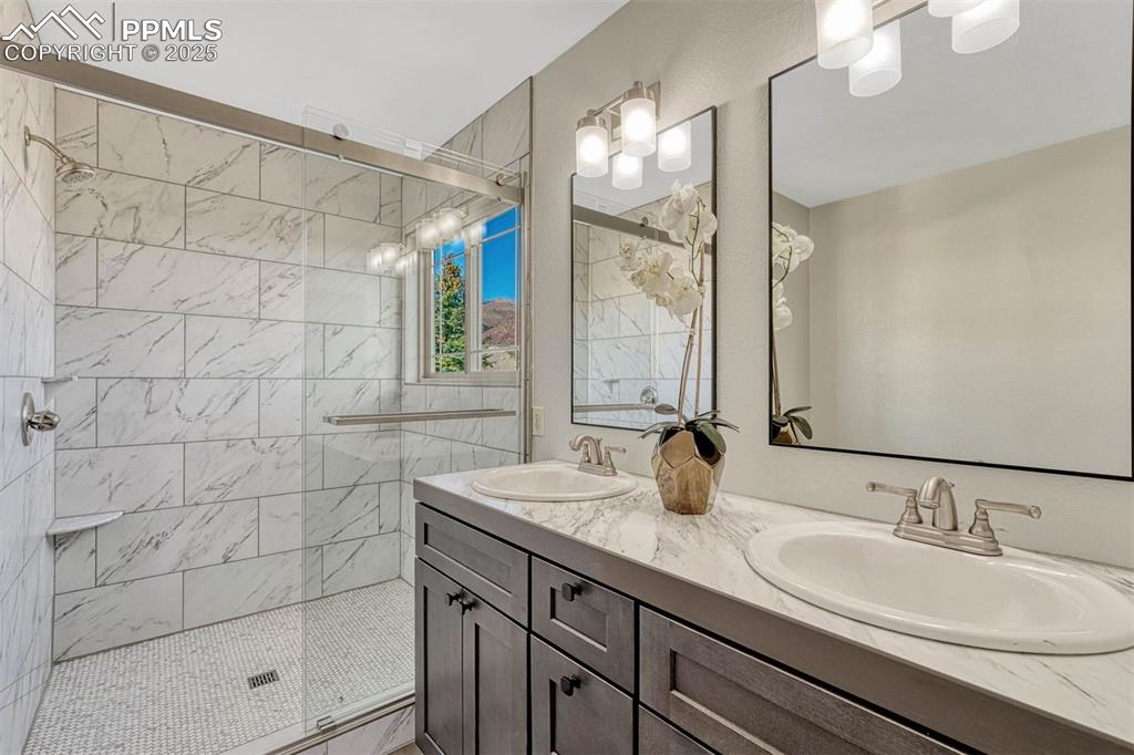 Image 28 of 50: Bathroom