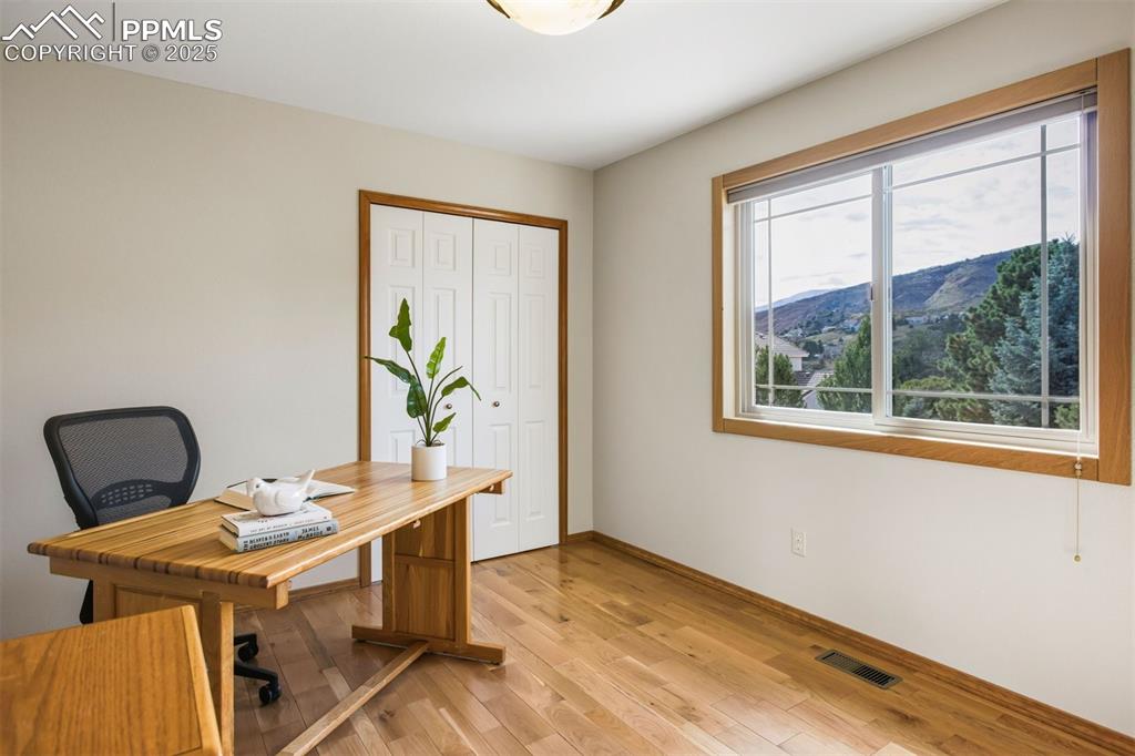 Image 31 of 50: Office