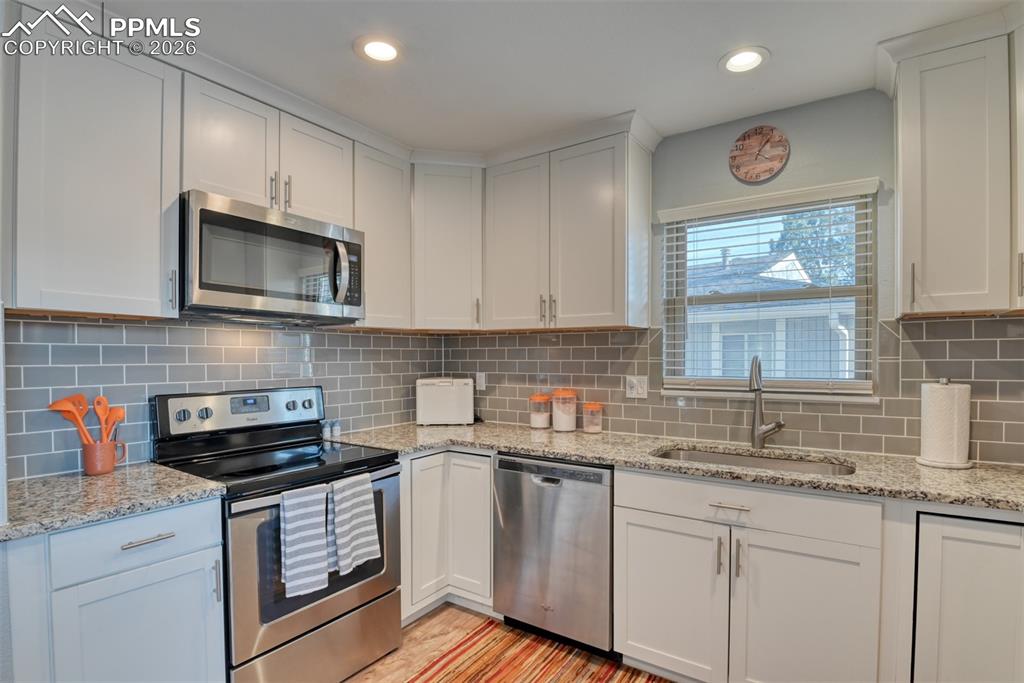 Image 10 of 20: Kitchen