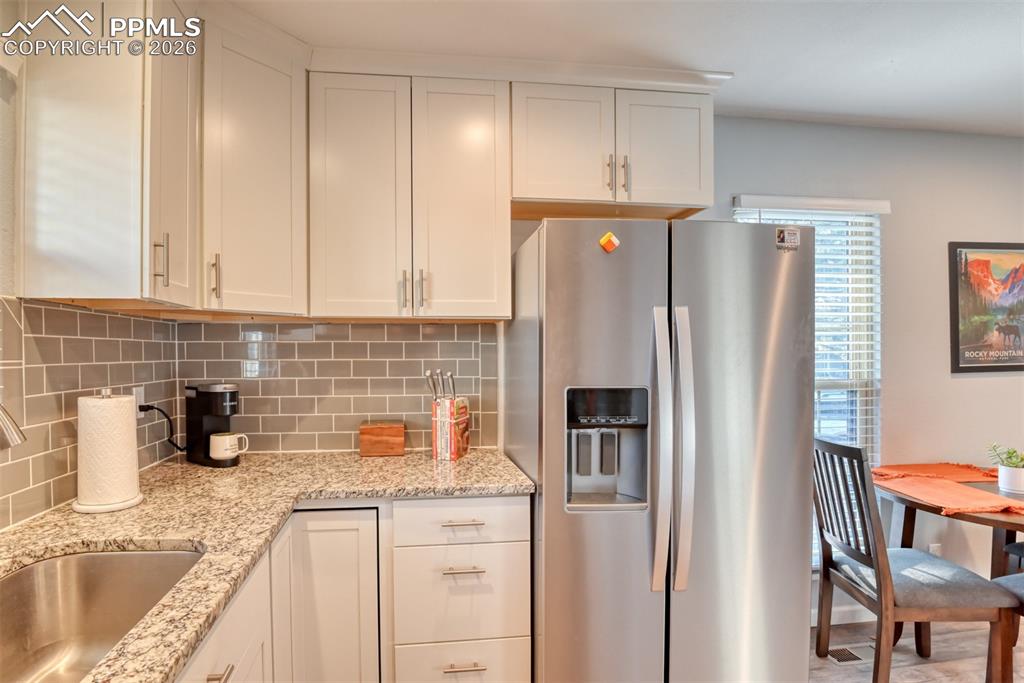 Image 12 of 20: Kitchen