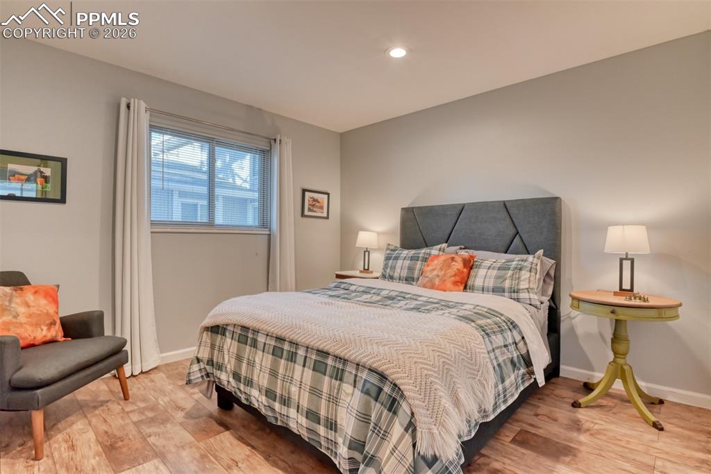 Image 17 of 20: Bedroom