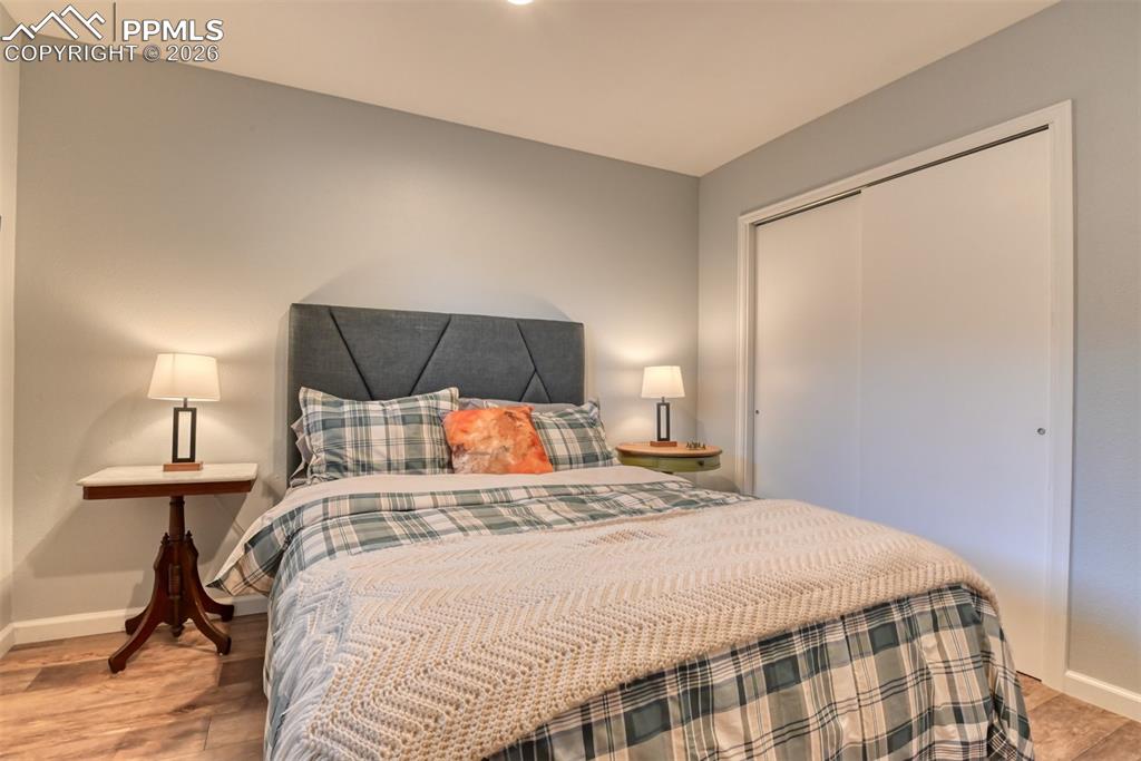 Image 18 of 20: Bedroom