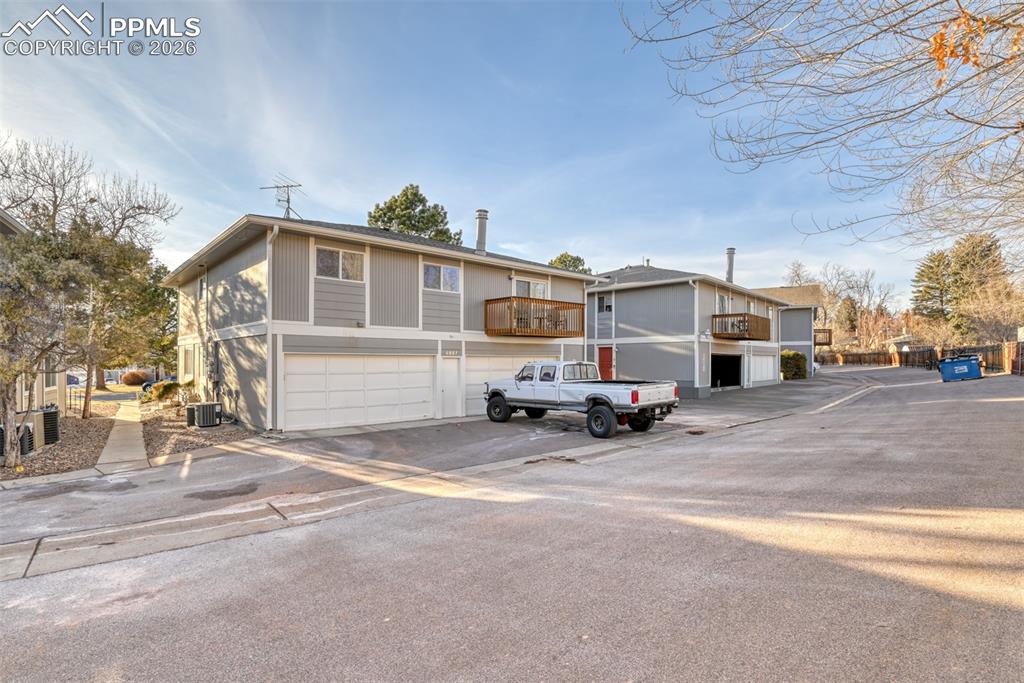 Image 19 of 20: Garage