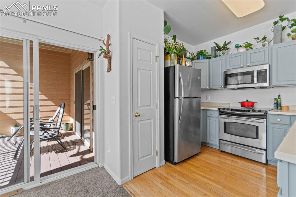 Image 10 of 27: Kitchen