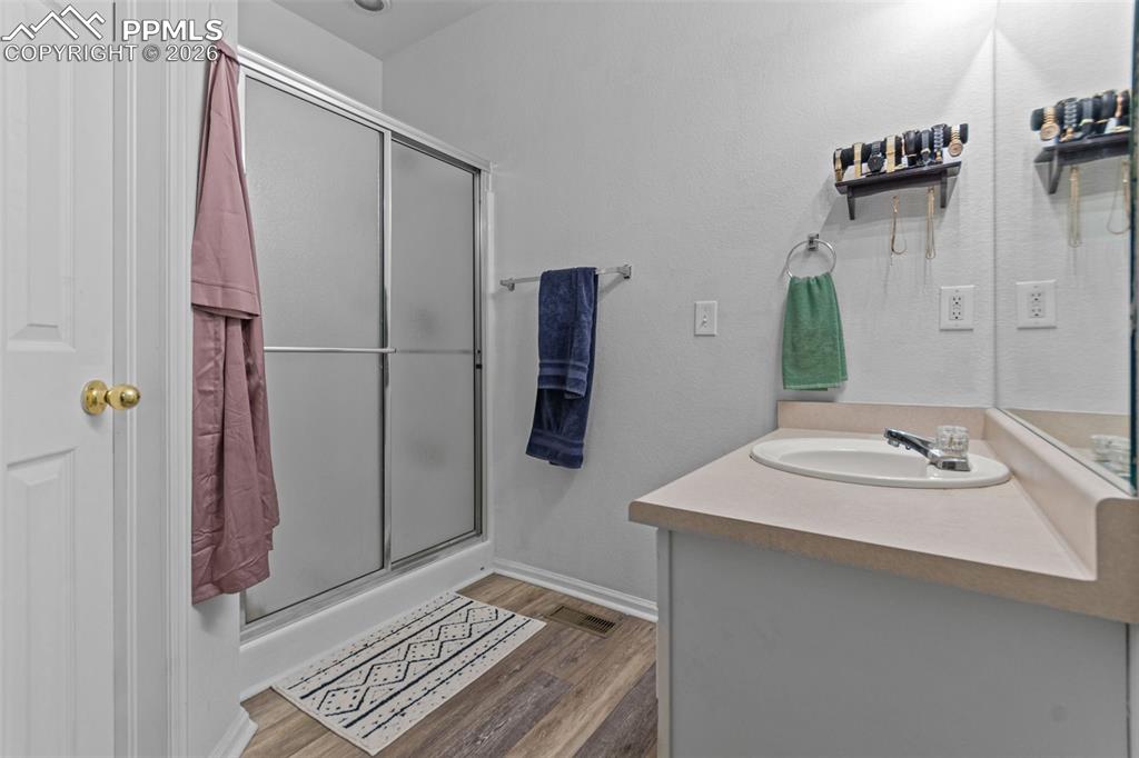 Image 21 of 27: Bathroom