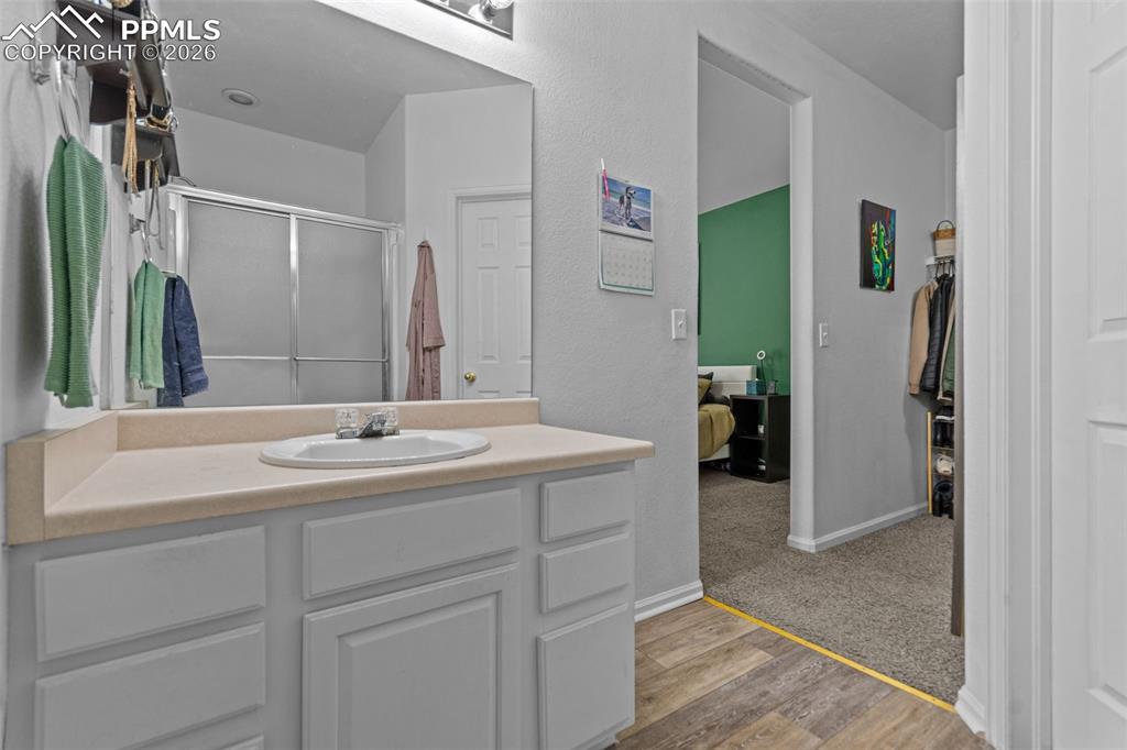 Image 22 of 27: Bathroom