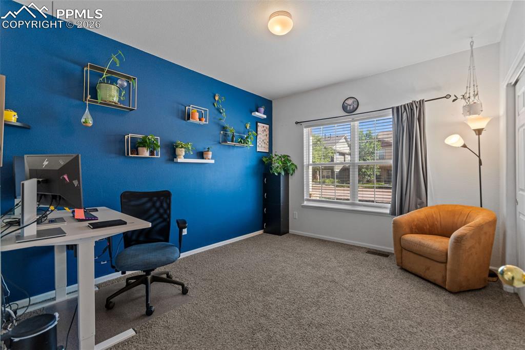 Image 23 of 27: Bedroom