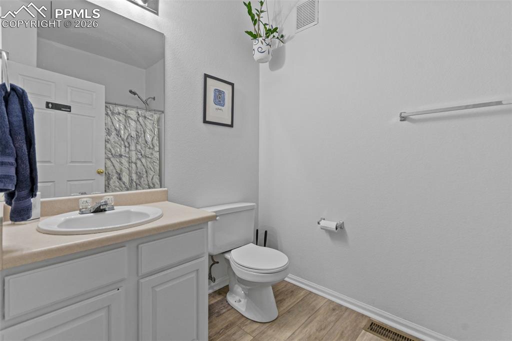 Image 25 of 27: Bathroom