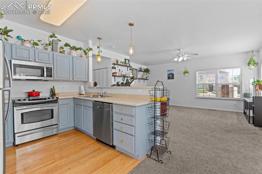 Image 8 of 27: Kitchen