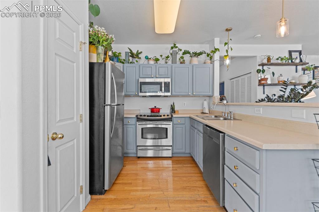 Image 9 of 27: Kitchen