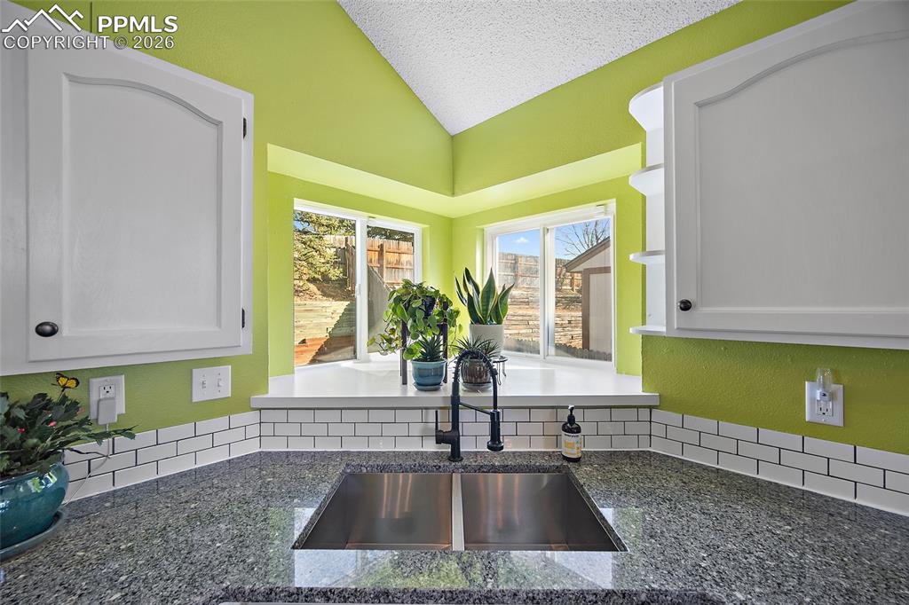 Image 10 of 46: Kitchen