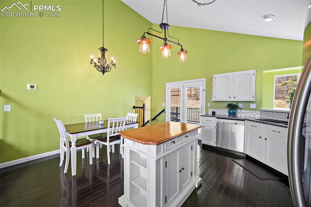 Image 11 of 46: Kitchen