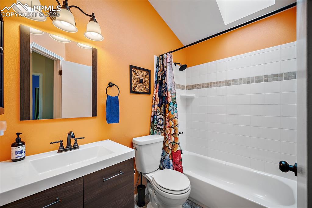 Image 12 of 46: Bathroom