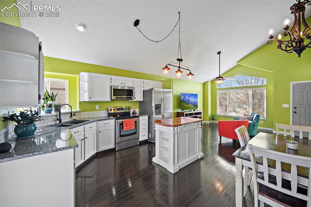 Image 7 of 46: Kitchen