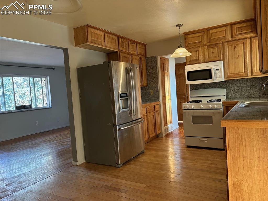 Image 3 of 7: Kitchen