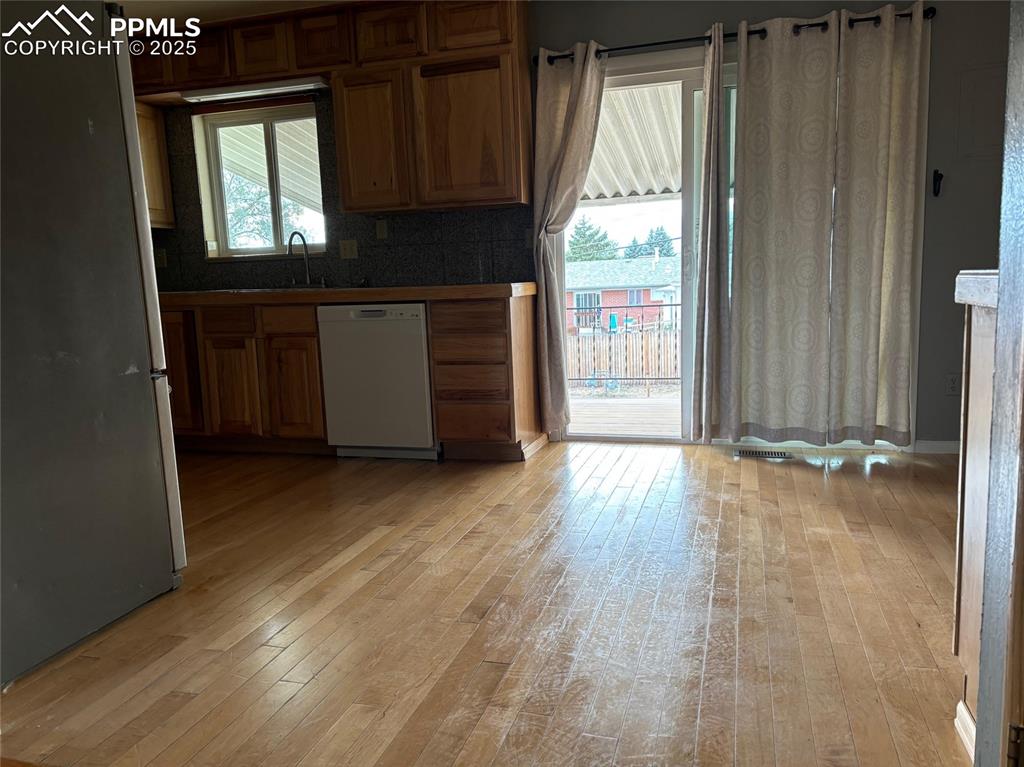 Image 4 of 7: Kitchen