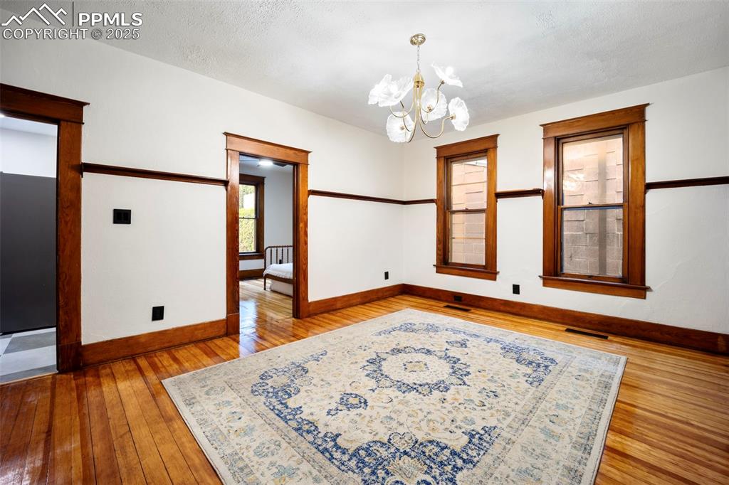 Image 14 of 48: Dining Room