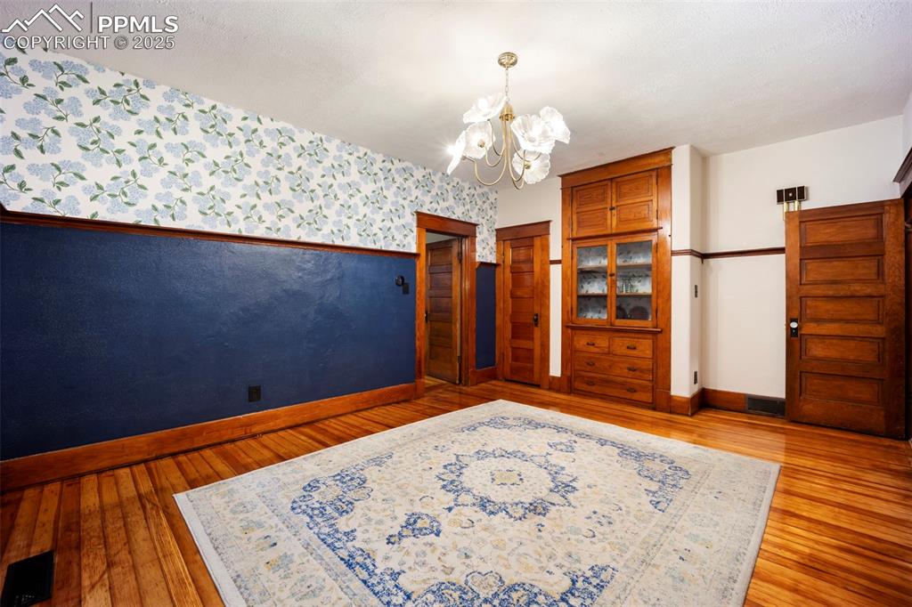 Image 15 of 48: Dining Room