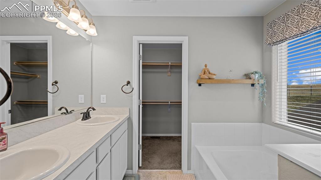 Image 24 of 34: Bathroom