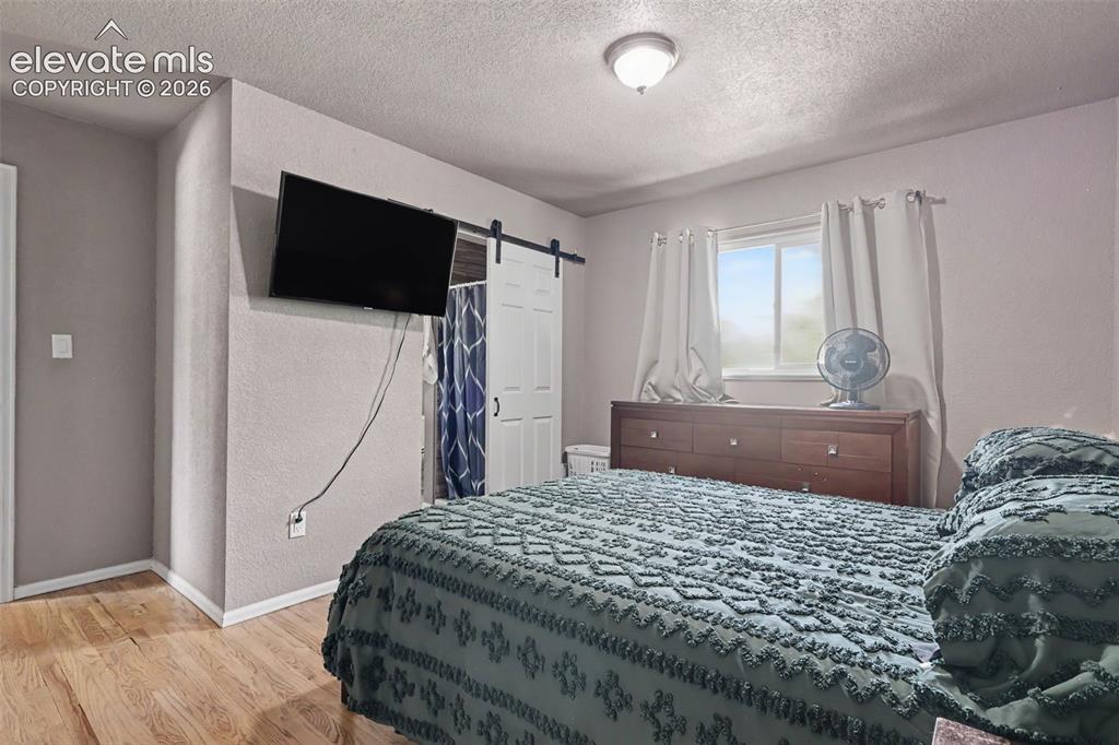 Image 18 of 29: Bedroom