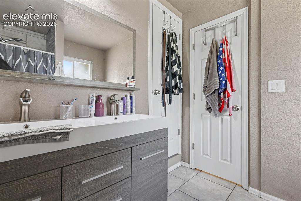 Image 20 of 29: Bathroom