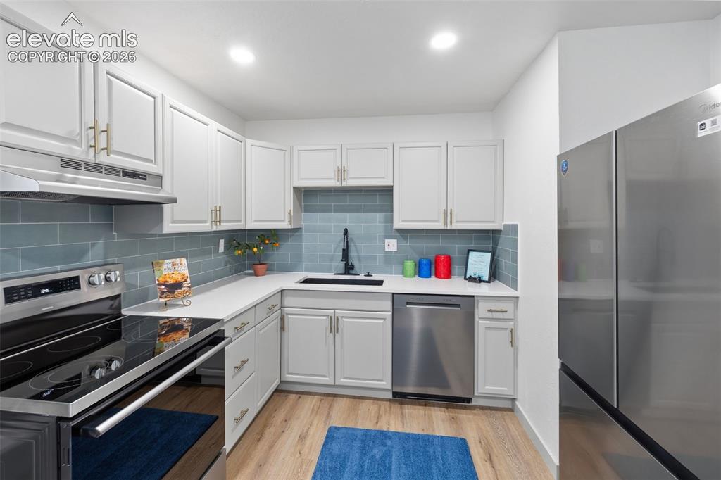 Image 11 of 40: Kitchen