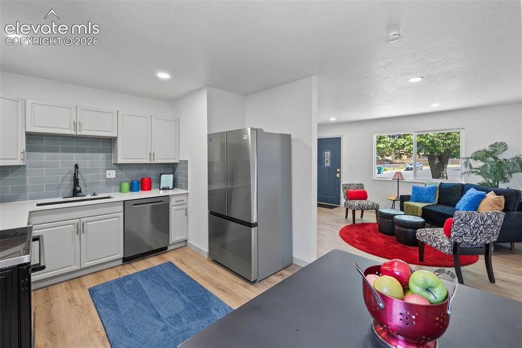 Image 12 of 40: Kitchen