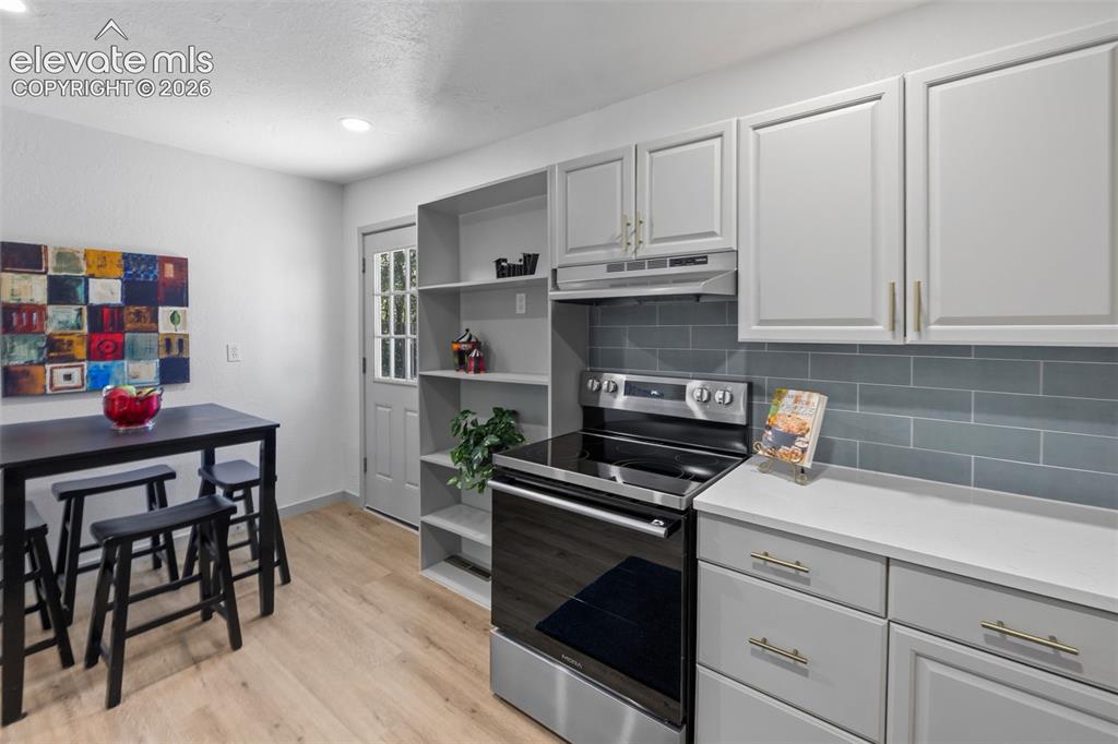 Image 13 of 40: Kitchen