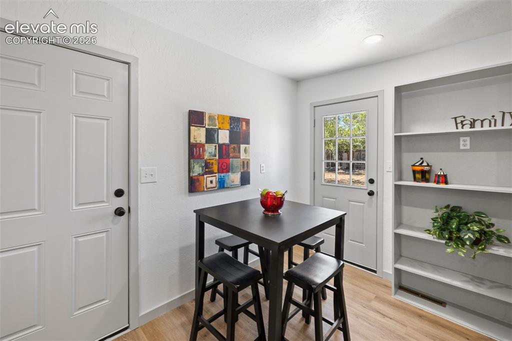Image 14 of 40: Dining Area