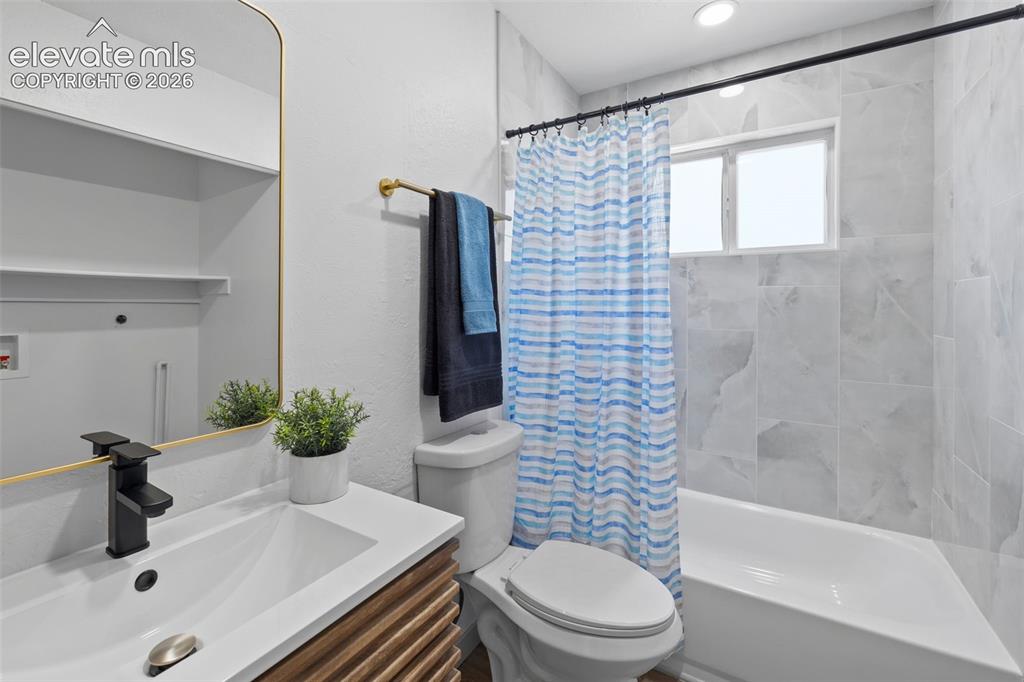 Image 17 of 40: Bathroom