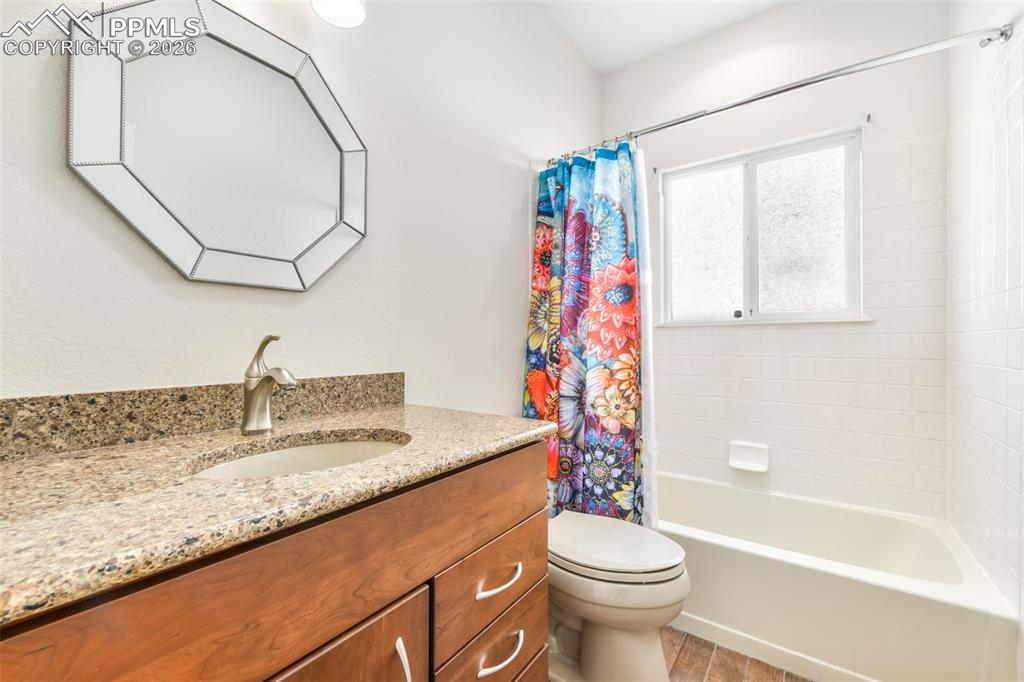 Image 14 of 50: Bathroom