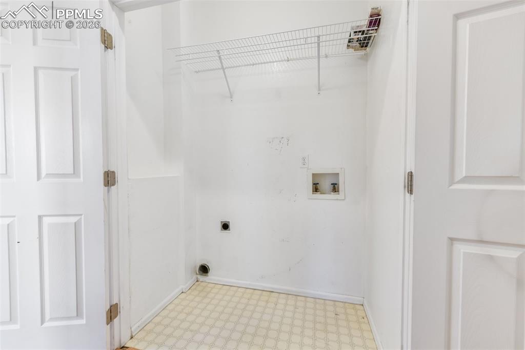 Image 15 of 50: Laundry