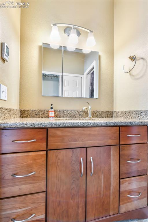 Image 21 of 50: Bathroom