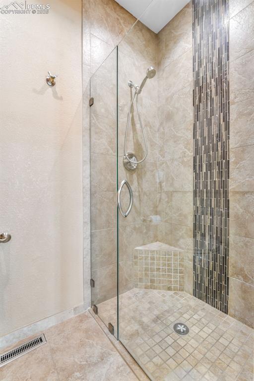 Image 22 of 50: Bathroom