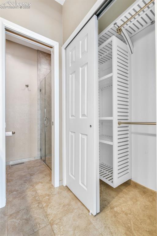 Image 23 of 50: Closet