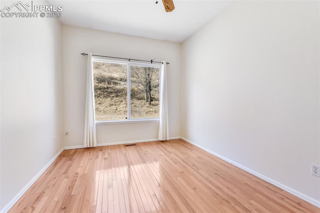 Image 24 of 50: Bedroom