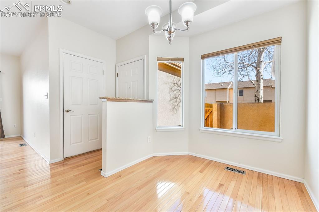 Image 3 of 50: Dining Area