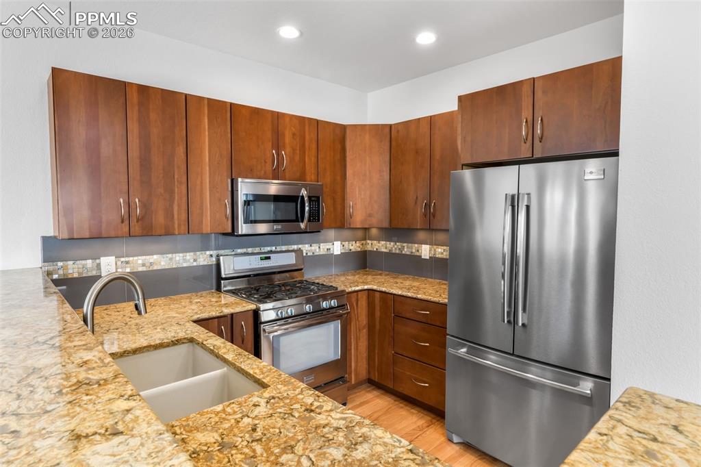 Image 7 of 50: Kitchen