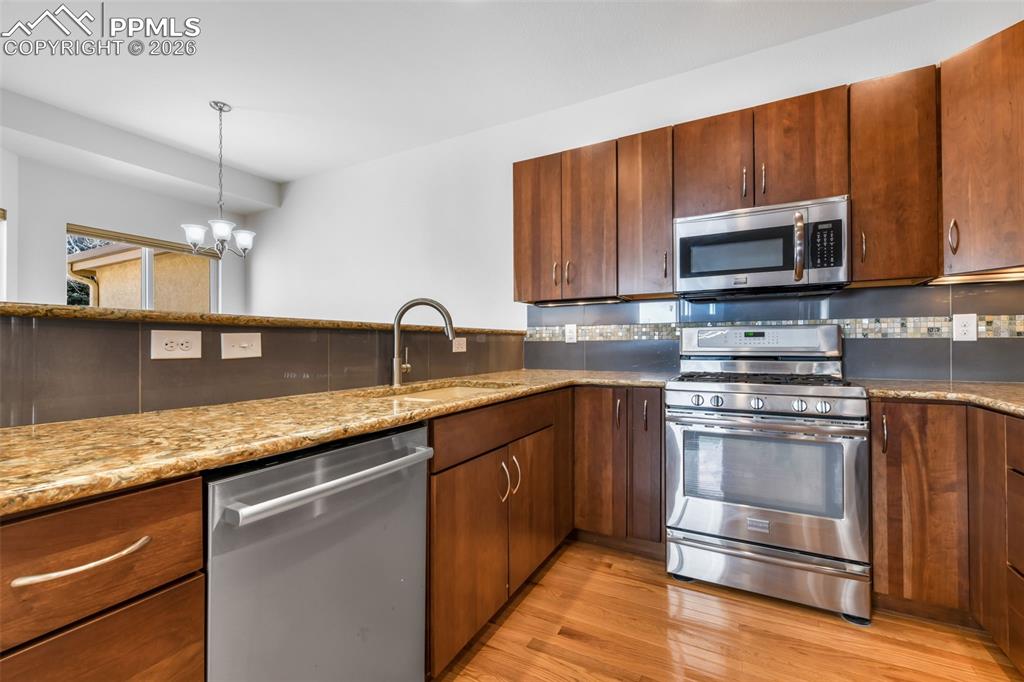 Image 8 of 50: Kitchen