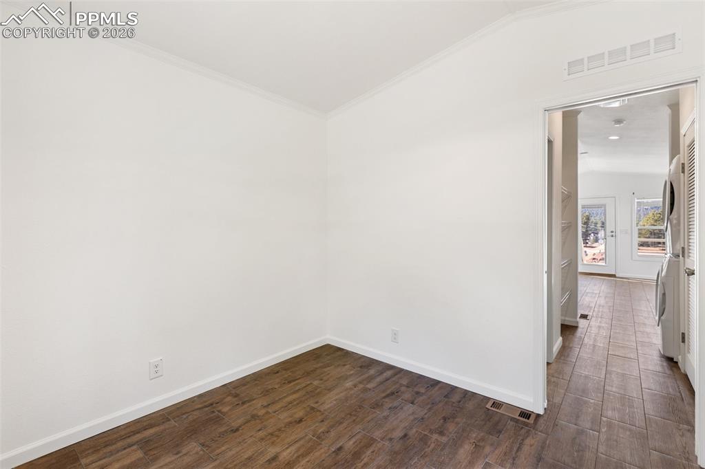 Image 15 of 19: Bedroom