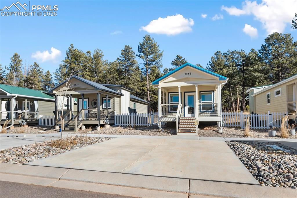 Image 18 of 19: Front of house and parking.